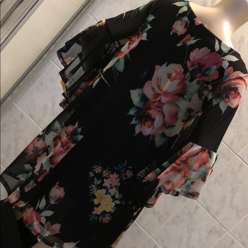 3/4 bell sleeve scoop neck floral dress. - Picture 6 of 8